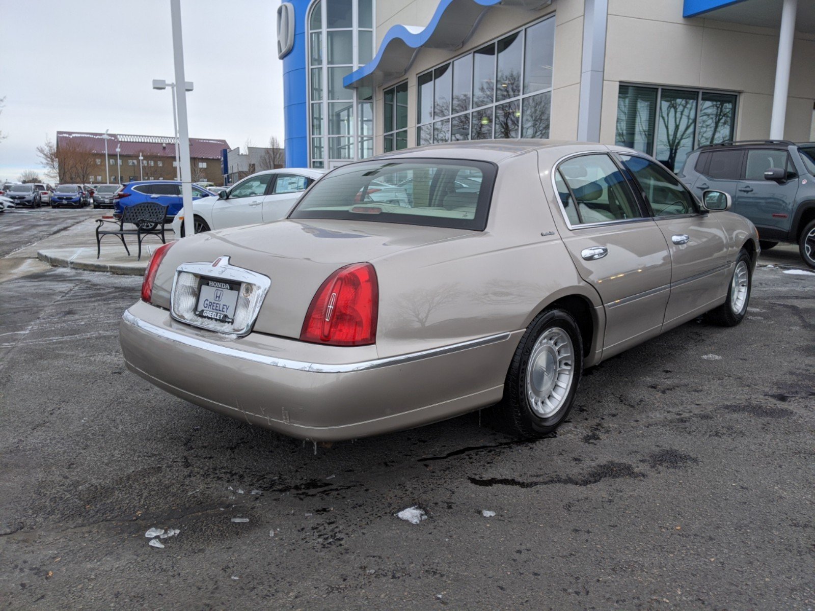 Pre-Owned 2001 Lincoln Town Car Executive 4dr Car in Greeley #20H069A